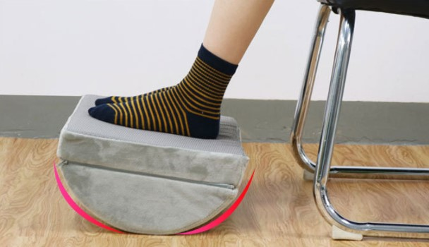 Verstellbare Fußstütze mit warmen Plüschfüßen